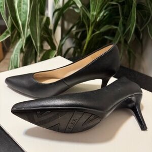 LifeStride Black Pumps